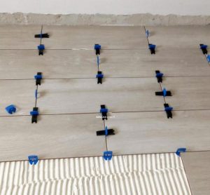 Aplicação de Espaçadores niveladores em plástico, Ladrilhadores, medidas, cor, pavimentos cerâmicos, Espaçador nivelador para aplicação de ladrilhos, chão, fabricados em Portugal, espaçadores em plástico