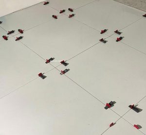 Aplicação de Espaçadores niveladores em plástico, Ladrilhadores, medidas, cor, pavimentos cerâmicos, Espaçador nivelador para aplicação de ladrilhos, chão, fabricados em Portugal, espaçadores em plástico