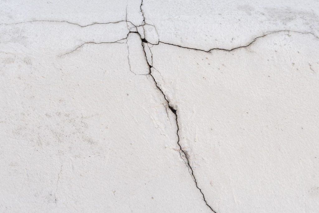 parede com fissuras, Reboco fissurado, erros na aplicação de gesso, reboco, fachadistas, profissionais construção, ferramentas