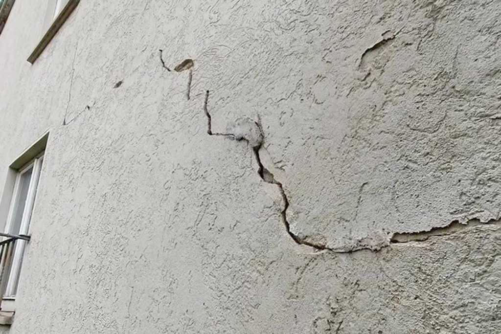 parede com fissuras, Reboco fissurado, erros na aplicação de gesso, reboco, fachadistas, profissionais construção, ferramentas