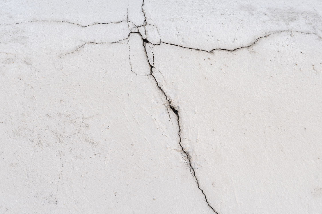 parede com fissuras, Reboco fissurado, erros na aplicação de gesso, reboco, fachadistas, profissionais construção, ferramentas